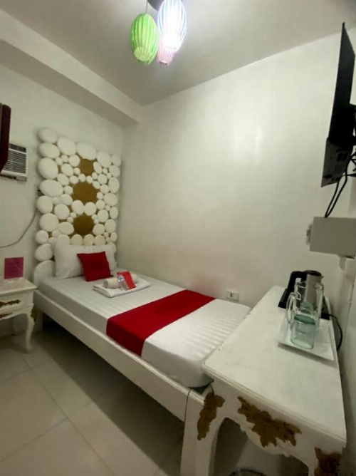 OYO 104 Manila Venetian Hotel image 17