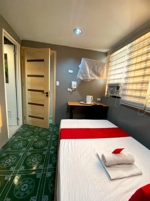 OYO 104 Manila Venetian Hotel image 7